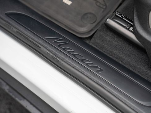 Certified 2025 Porsche Macan AWD/4WD image 11