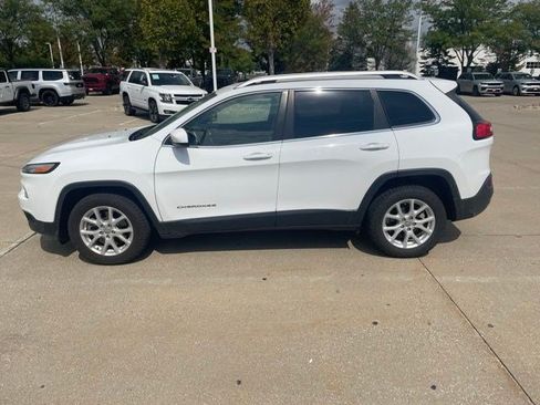 Certified 2017 Jeep Cherokee Latitude w/ Comfort & Sound Group FWD image 6