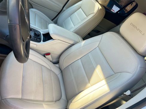 Used 2023 GMC Acadia Denali image 20