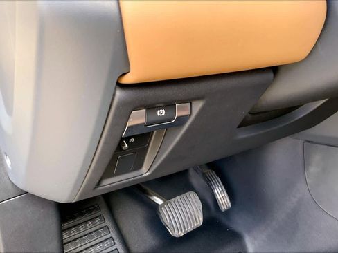 Used 2025 Land Rover Defender 110 X-Dynamic SE image 30