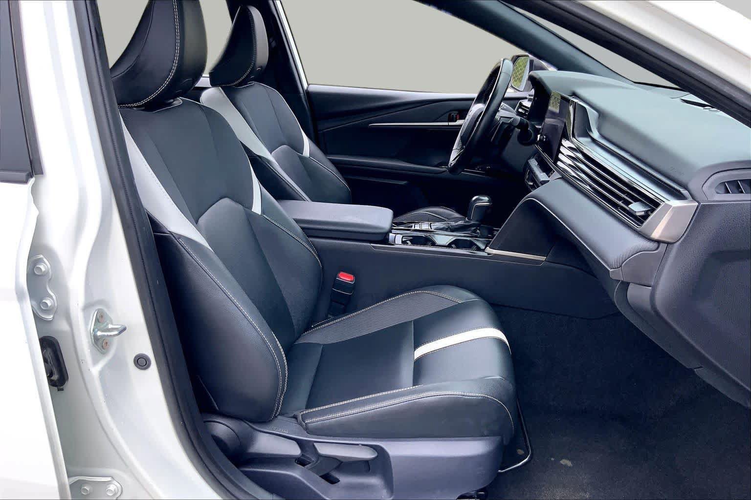 Used 2025 Toyota Camry SE FWD image 9