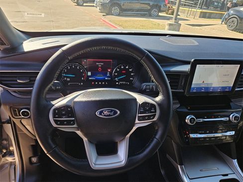 Used 2023 Ford Explorer Limited image 17