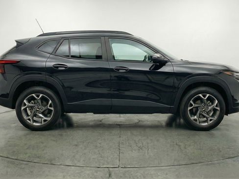 Used 2025 Chevrolet Trax LT FWD image 11