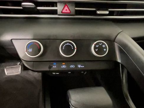 Used 2021 Hyundai Elantra SE FWD image 28