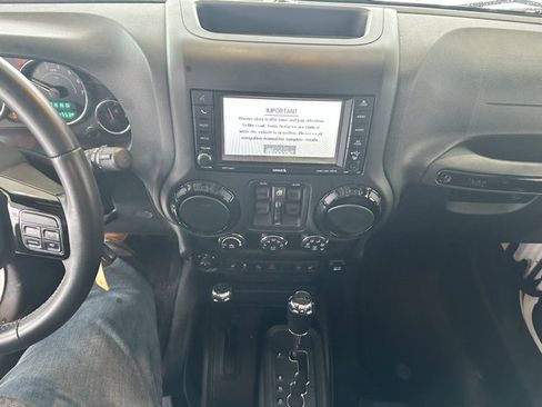 Used 2015 Jeep Wrangler Unlimited Sahara image 10