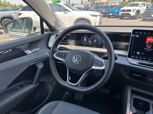 Used 2026 Volkswagen Tiguan SE FWD image 36