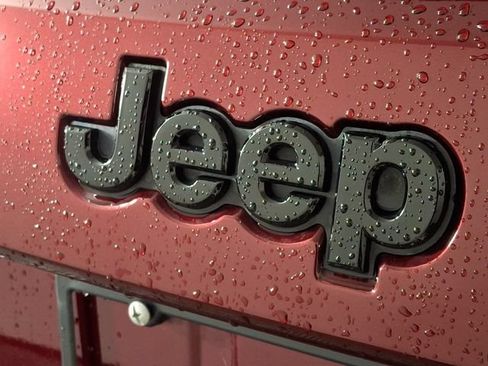 Used 2018 Jeep Grand Cherokee Altitude AWD/4WD image 32
