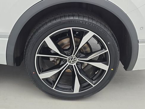Certified 2024 Volkswagen Tiguan SEL R-Line AWD/4WD image 34