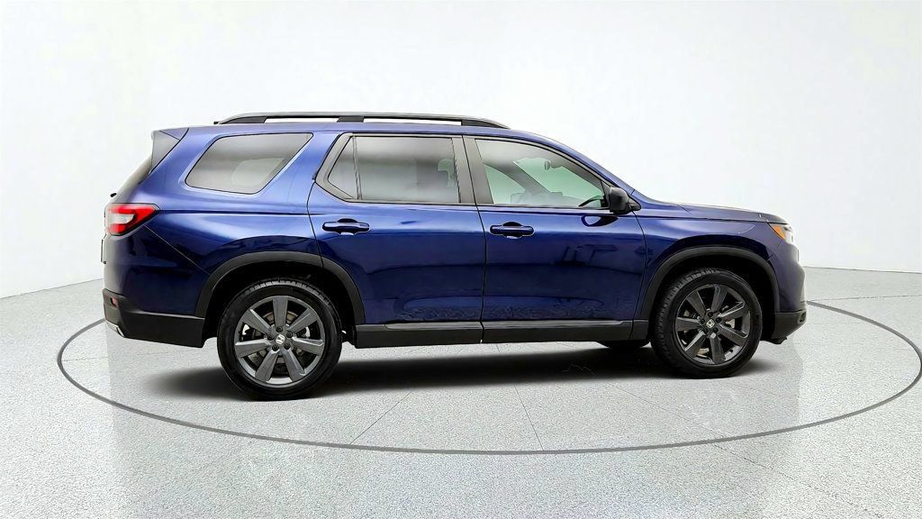 Used 2025 Honda Pilot Sport image 4