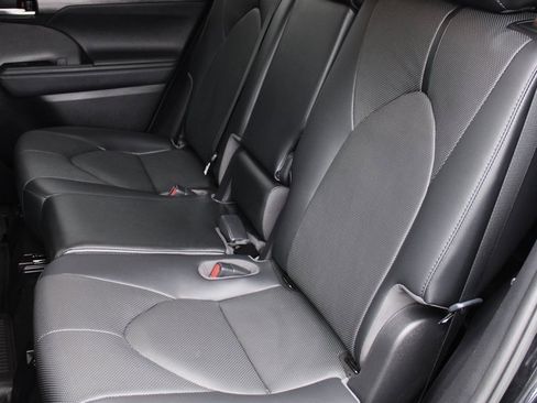 Used 2021 Toyota Highlander Limited image 28