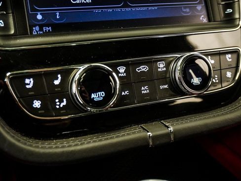 Used 2020 Bentley Bentayga V8 image 28