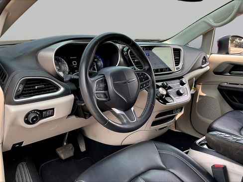Used 2023 Chrysler Pacifica Touring-L FWD image 16