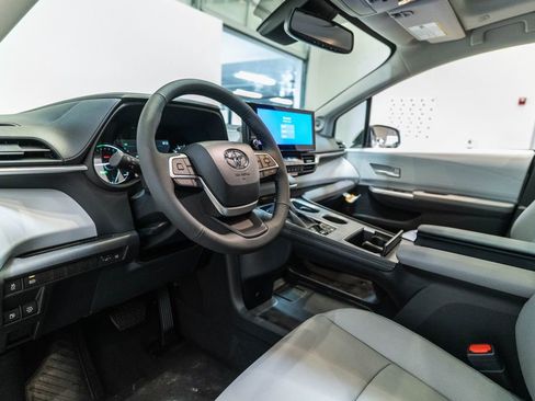 New 2026 Toyota Sienna XLE FWD image 4