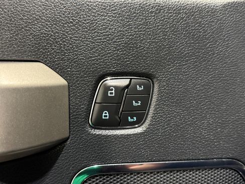 Used 2022 Ford F350 Lariat w/ Black Appearance Package image 31