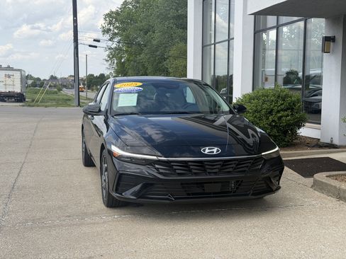 Certified 2025 Hyundai Elantra Limited FWD image 13