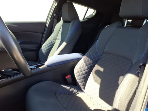 Used 2022 Toyota C-HR XLE image 6