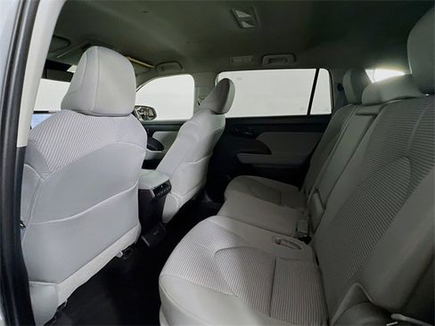 Used 2024 Toyota Highlander LE image 21