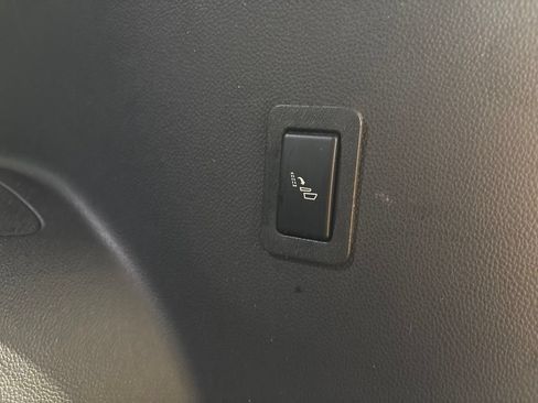 Used 2025 GMC Yukon XL Denali AWD/4WD image 53