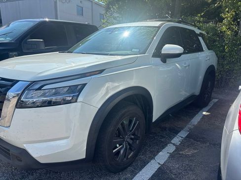 Used 2022 Nissan Pathfinder SV FWD image 1
