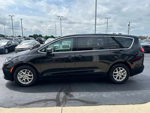 Used 2024 Chrysler Pacifica Touring-L FWD image 4