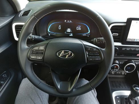 Used 2024 Hyundai Venue Limited FWD image 13