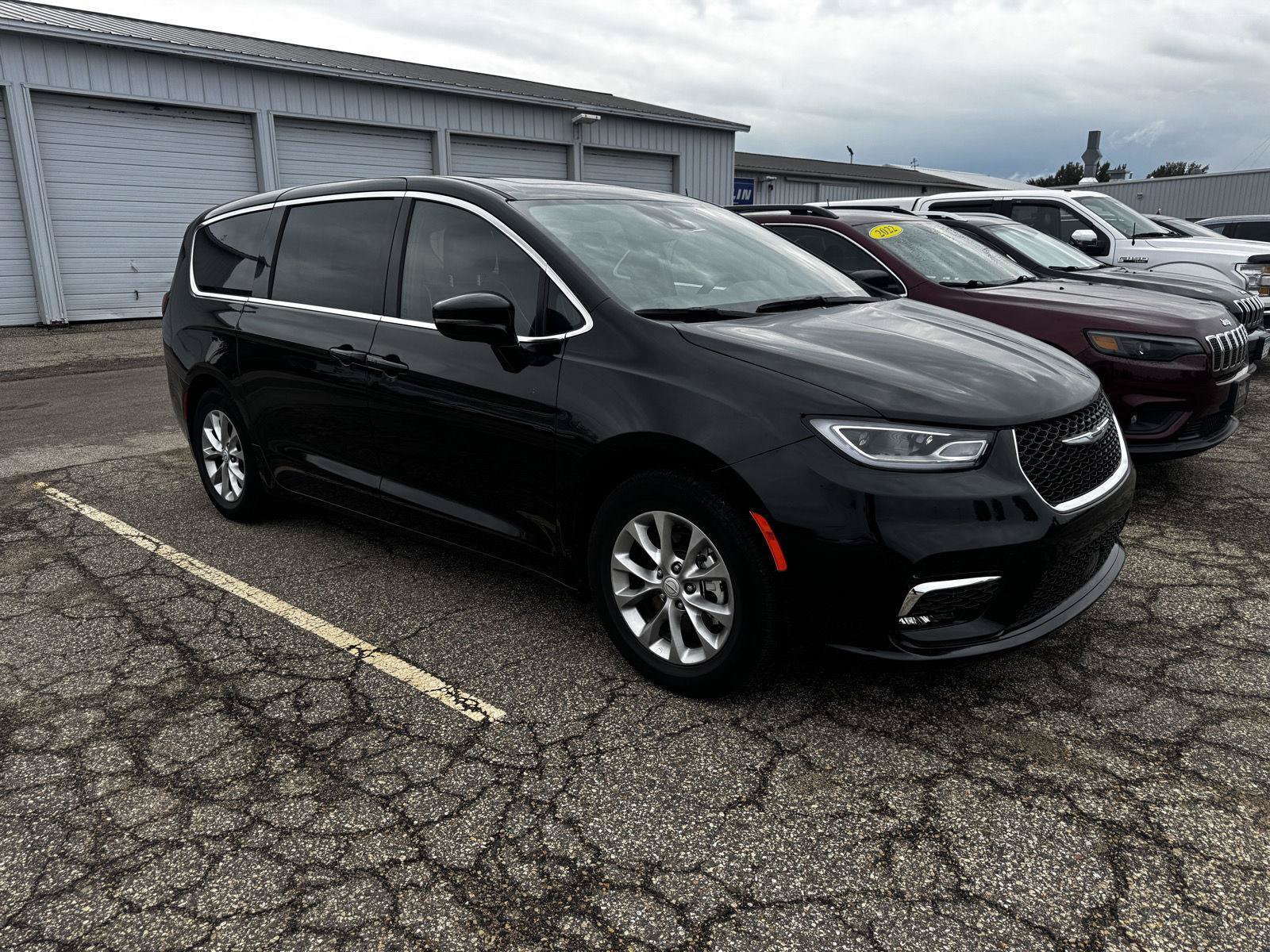 Certified 2026 Chrysler Pacifica Limited FWD image 1