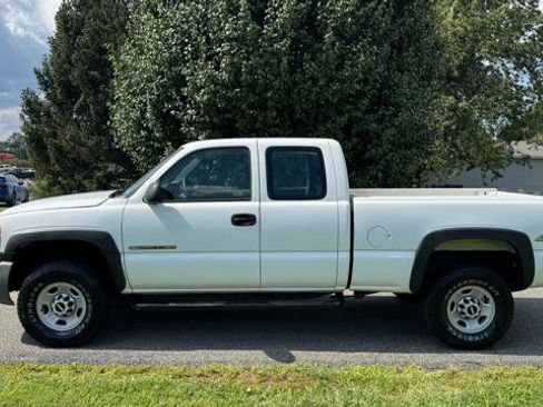 Used 2006 GMC Sierra 2500 W/T w/ Skid Plate Package AWD/4WD image 1