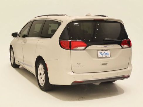 Used 2019 Chrysler Pacifica Touring-L Plus w/ Tire & Wheel Group FWD image 8