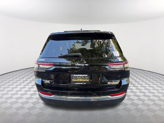 Used 2023 Jeep Grand Cherokee Limited AWD/4WD image 6