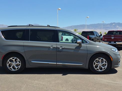 Used 2022 Chrysler Pacifica Limited FWD image 2