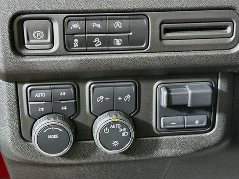 Used 2023 Chevrolet Tahoe Z71 w/ Luxury Package AWD/4WD image 10