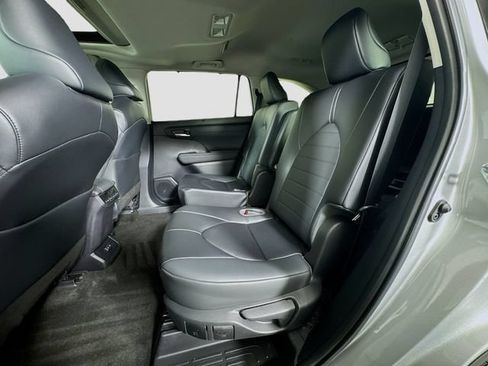 Used 2023 Toyota Highlander XLE FWD image 27
