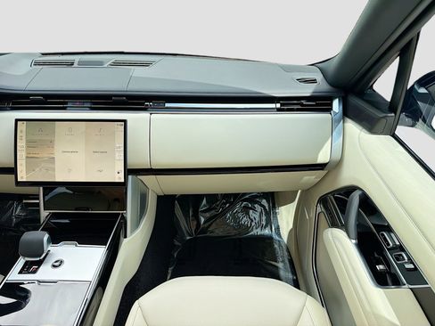 Used 2025 Land Rover Range Rover SE AWD/4WD image 19