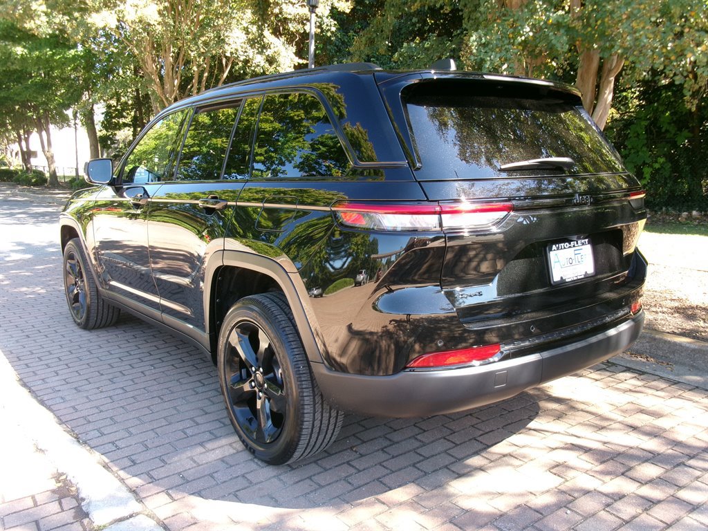 Used 2025 Jeep Grand Cherokee Altitude AWD/4WD image 7