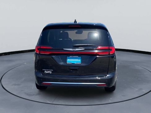 Used 2024 Chrysler Pacifica Touring-L FWD image 4