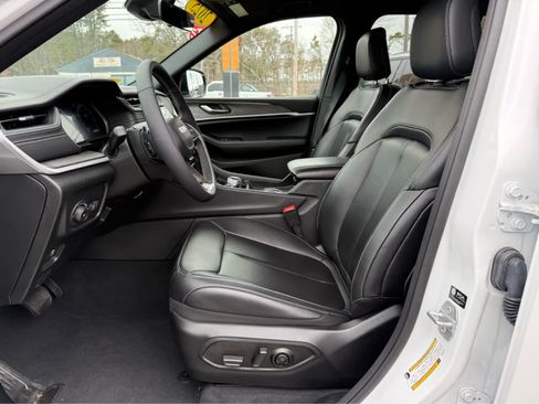 Used 2025 Jeep Grand Cherokee Limited w/ Black Appearance Package AWD/4WD image 12