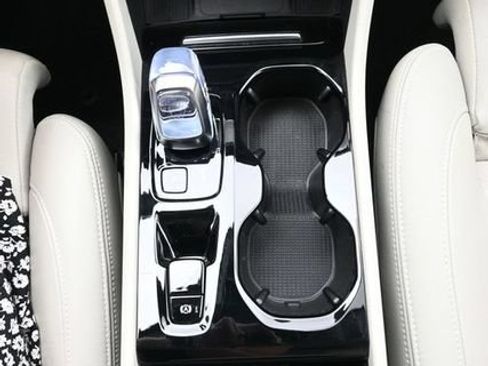 Used 2024 Volvo XC40 B5 Plus w/ Climate Package AWD/4WD image 11