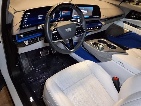 Certified 2025 Cadillac Optiq Luxury 2 w/ LPO, Floor Liner Package AWD/4WD image 3