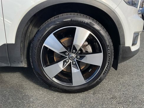 Used 2021 Volvo XC40 T5 Momentum image 16