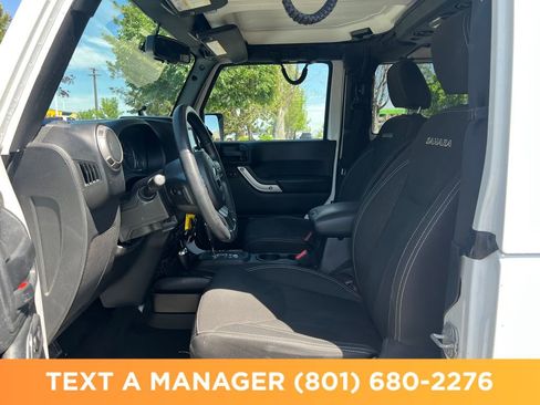 Used 2016 Jeep Wrangler Sahara w/ Connectivity Group AWD/4WD image 13