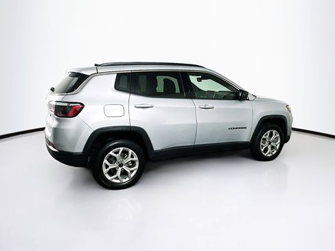 Used 2025 Jeep Compass Latitude image 10