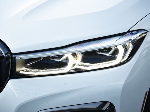 Used 2022 BMW 750i xDrive w/ Luxury Rear Seating Package image 12