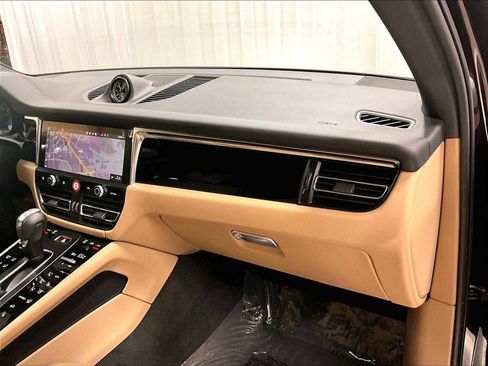 Used 2025 Porsche Macan image 28