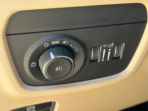 Used 2023 Jeep Grand Cherokee L Limited w/ Luxury Tech Group II AWD/4WD image 31