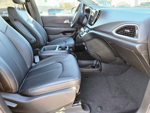 New 2026 Chrysler Voyager LX image 7