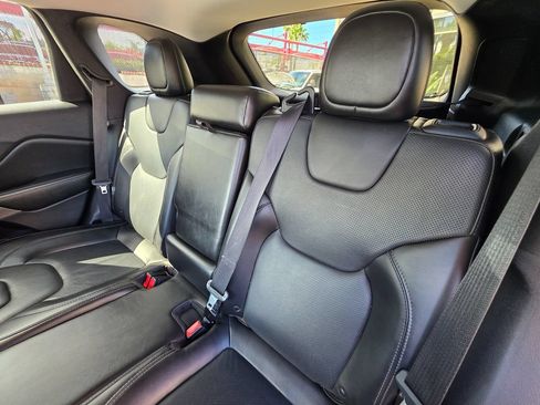Used 2019 Jeep Cherokee Limited FWD image 24