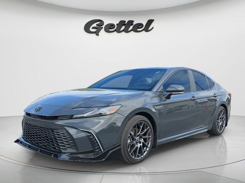 Used 2025 Toyota Camry SE image 1