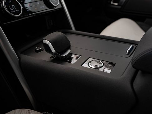 New 2026 Land Rover Discovery S image 40