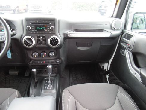 Used 2018 Jeep Wrangler Unlimited Sahara w/ Connectivity Group AWD/4WD image 15