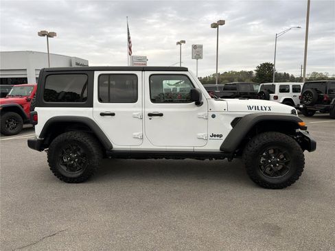 Used 2025 Jeep Wrangler Willys AWD/4WD image 5